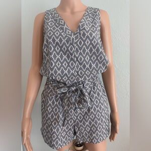Banana Republic V neck Ikat print waist tie sleeveless romper shorts grey white